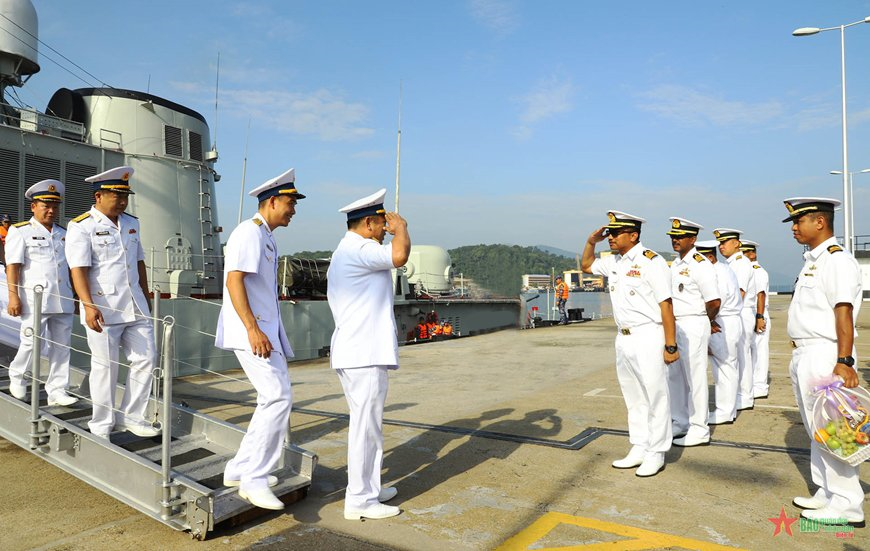 Tàu 20 cập cảng Lumut, bắt đầu chuyến thăm hữu nghị Malaysia